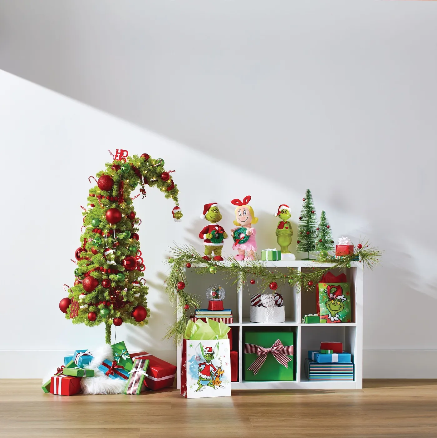 Musical Side Stepper Christmas Grinch Table Top Decor with Wreath, 13-in |  Party City