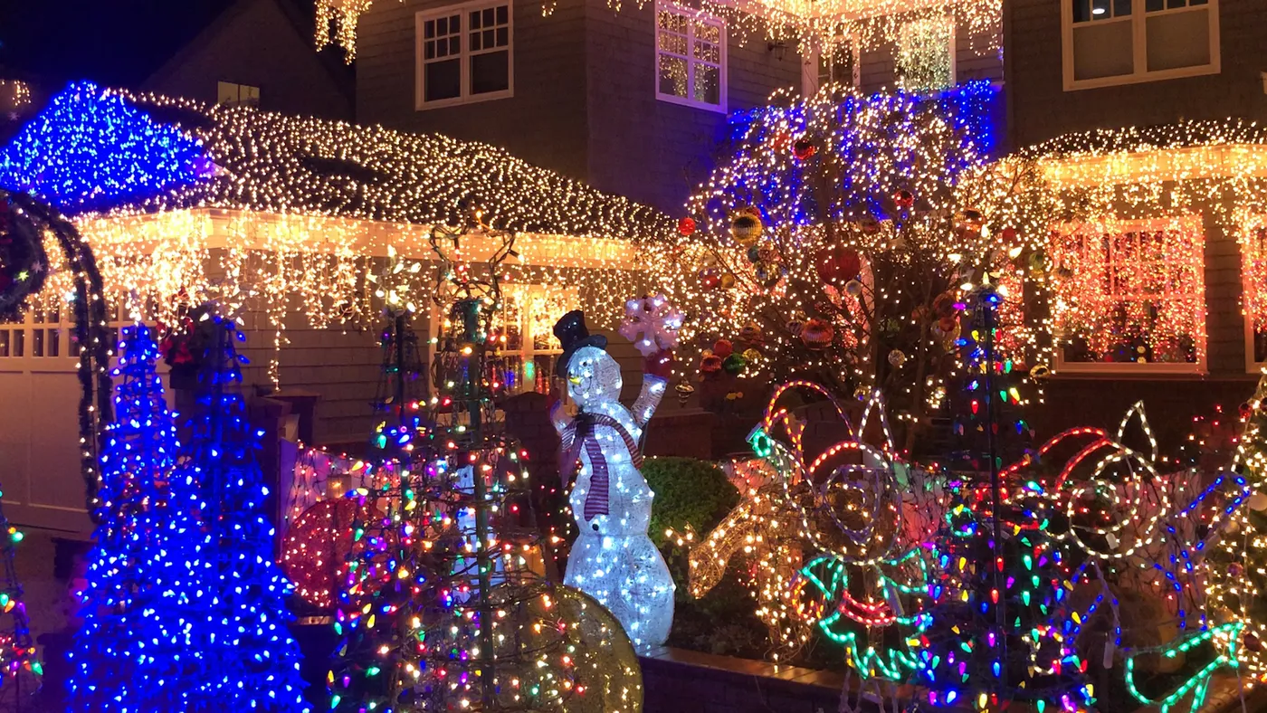 Neighbors on Eucalyptus Street come together to decorate their entire street with stunning Christmas lights - ABC7 San Francisco