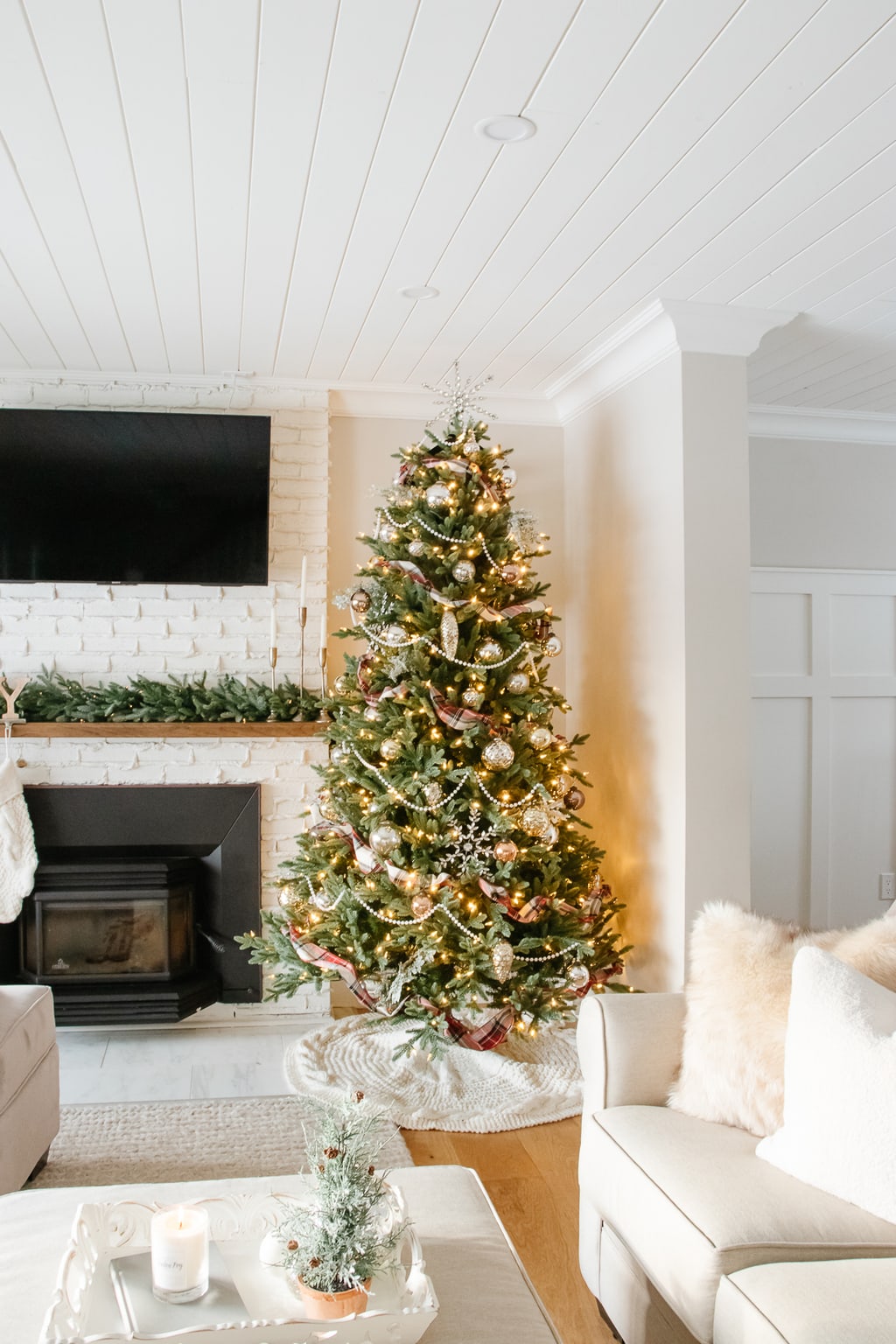 Our Favourite Pre-Lit Christmas Trees - Making it in the Mountains