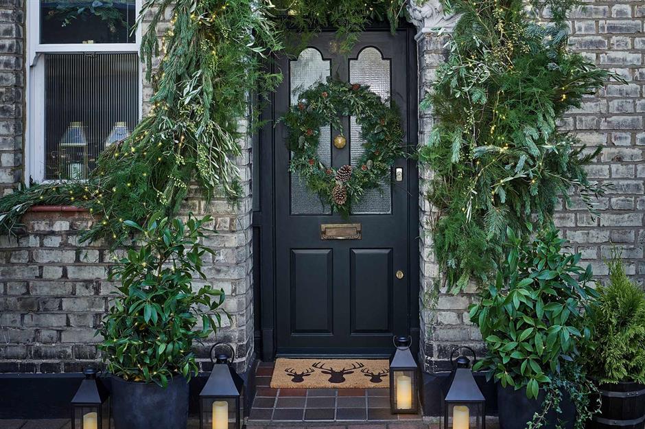 Outdoor Christmas decorating ideas | loveproperty.com
