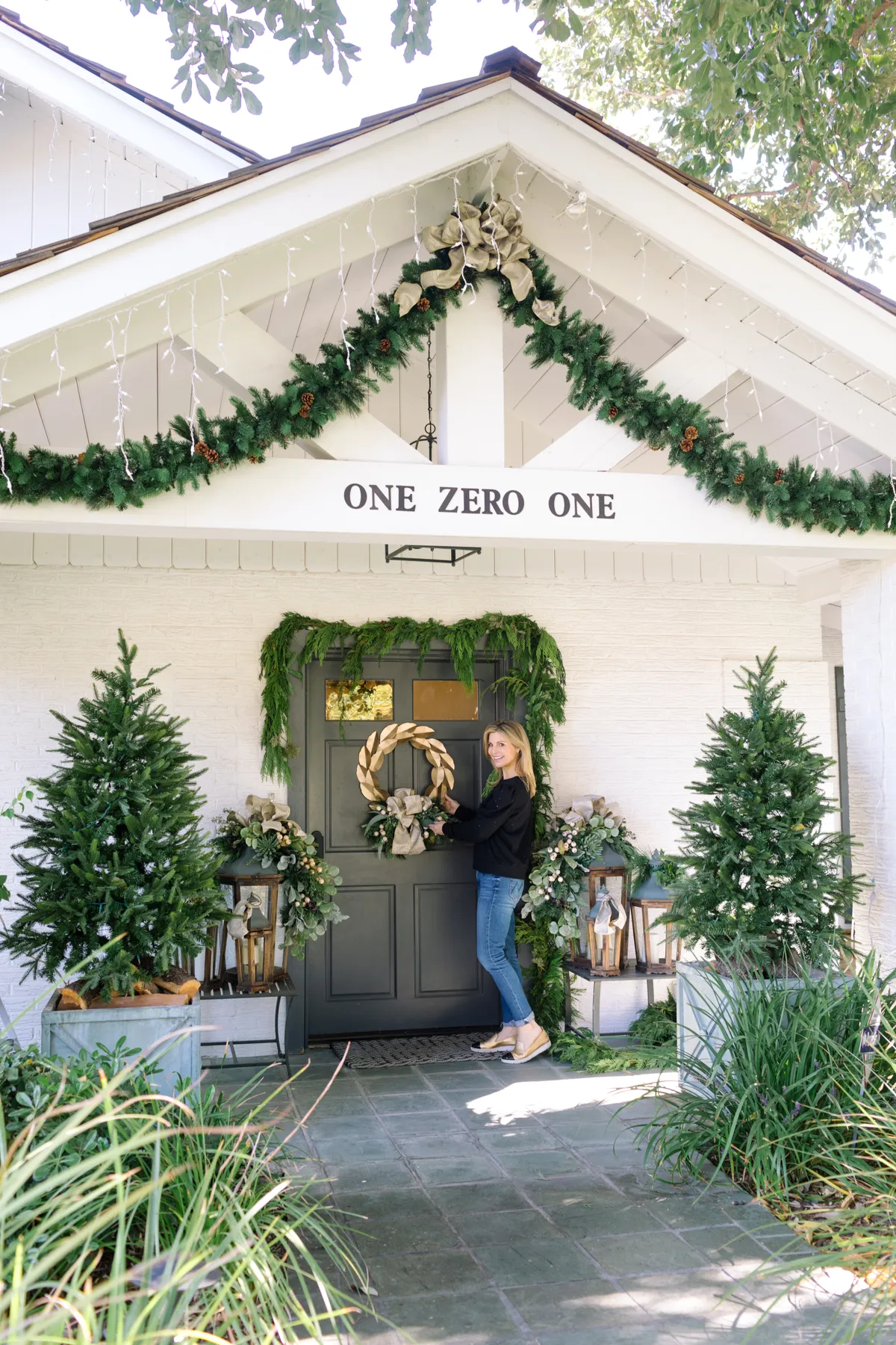 Outdoor Holiday Decor: How to Add Cheer Outside - to have + to host