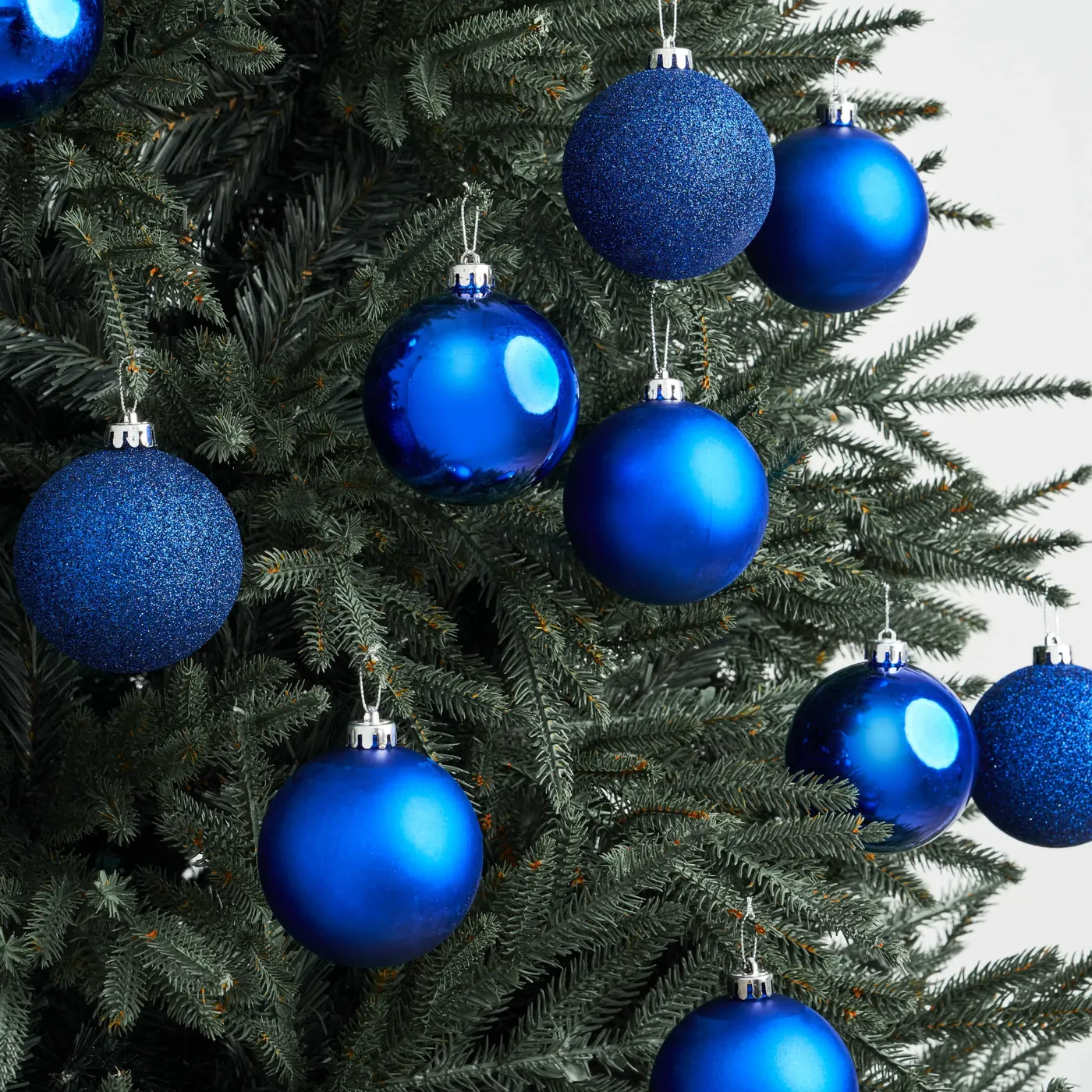 Palline 8cm Baubles in 6 Colours by Masons Home Décor SG