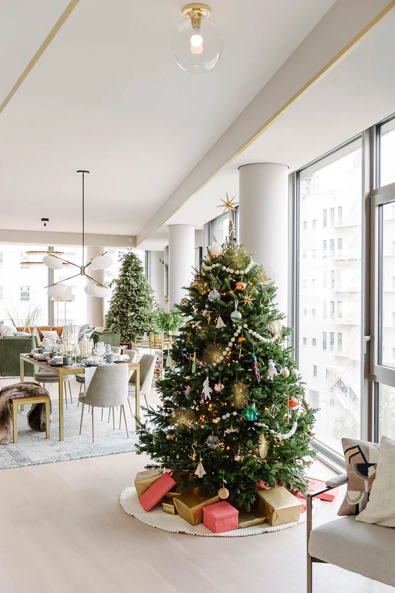 Panoramic windows and two Christmas trees: Christmas decor for modern apartment in New York 〛 ◾ Photos ◾ Ideas ◾ Design