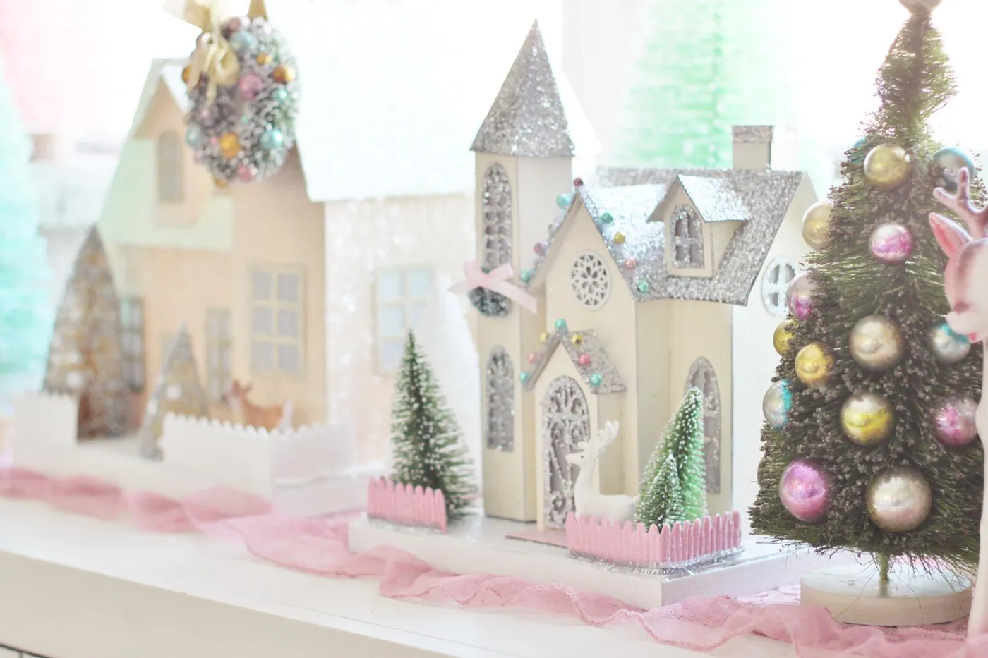 Pink christmas room | The Homespun Hostess