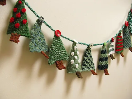 Ravelry: Christmas Tree Advent Garland pattern by Linda Regel