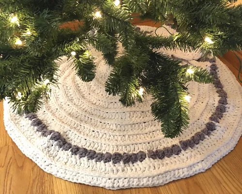 Ravelry: Farmhouse Christmas Tree Skirt pattern by Mellow Wood Designs