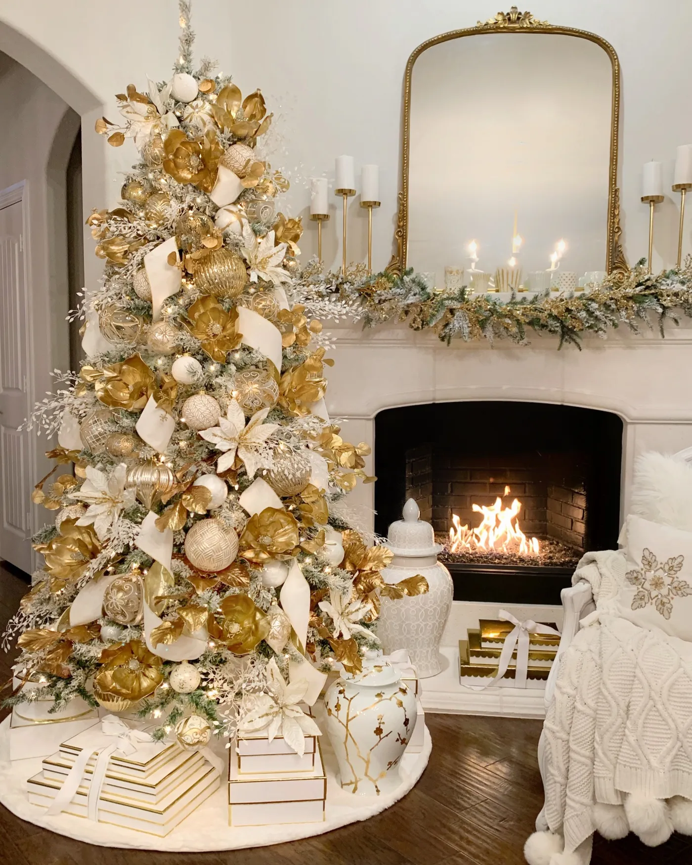 Red, White and Gold Christmas Decor White and gold Christmas decorations