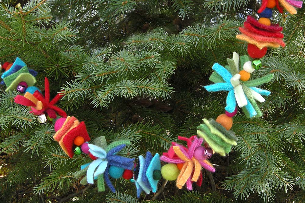 Scrappy Garland: Fab Felt Holiday Crafts - Betz White