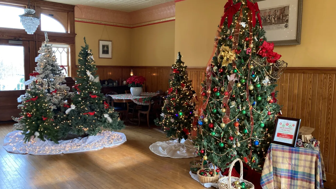 See the picture-perfect Christmas home at Lansing's Turner-Dodge House | WLNS 6 News