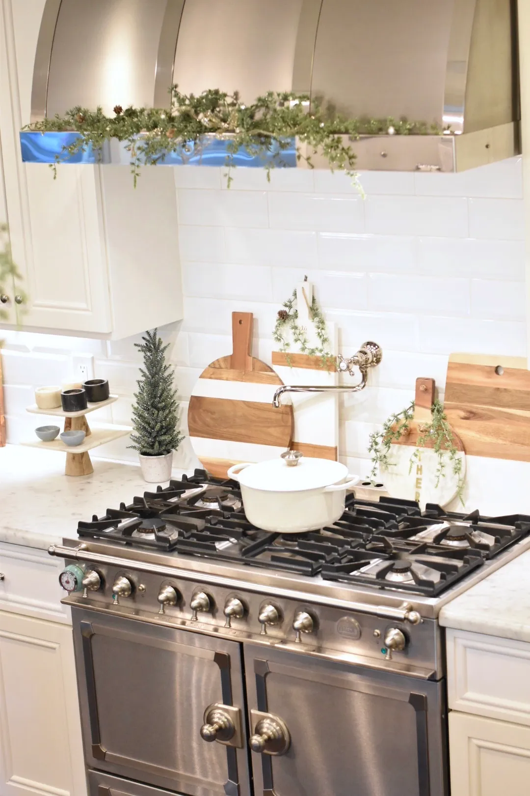 Simple Ideas for Christmas Decor in the Kitchen - to have + to host