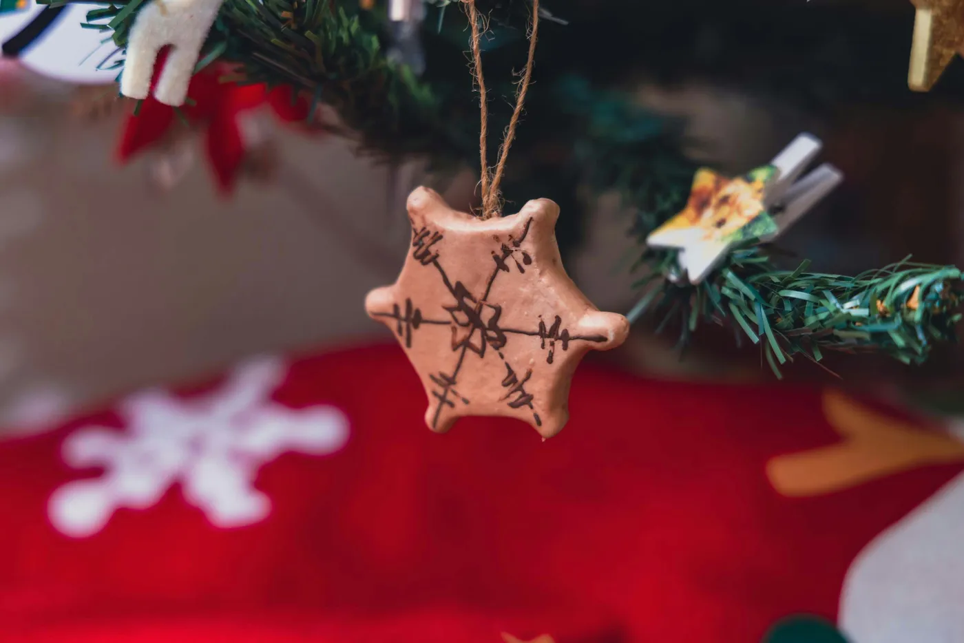 'Snowflake-shaped cookie as a Christmas tree decoration.