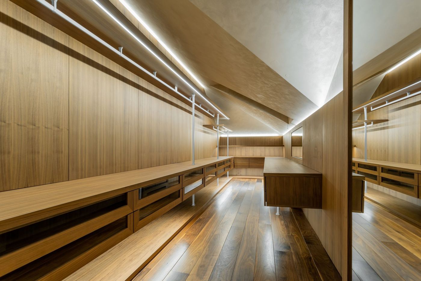 Spacious walk-in closet with contemporary design and wooden elements. Ideal for modern interiors.