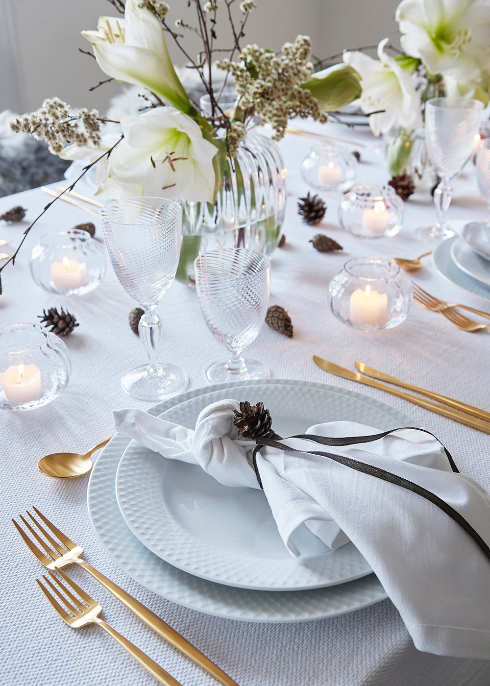 Style a nature-inspired Scandi Christmas tablescape
