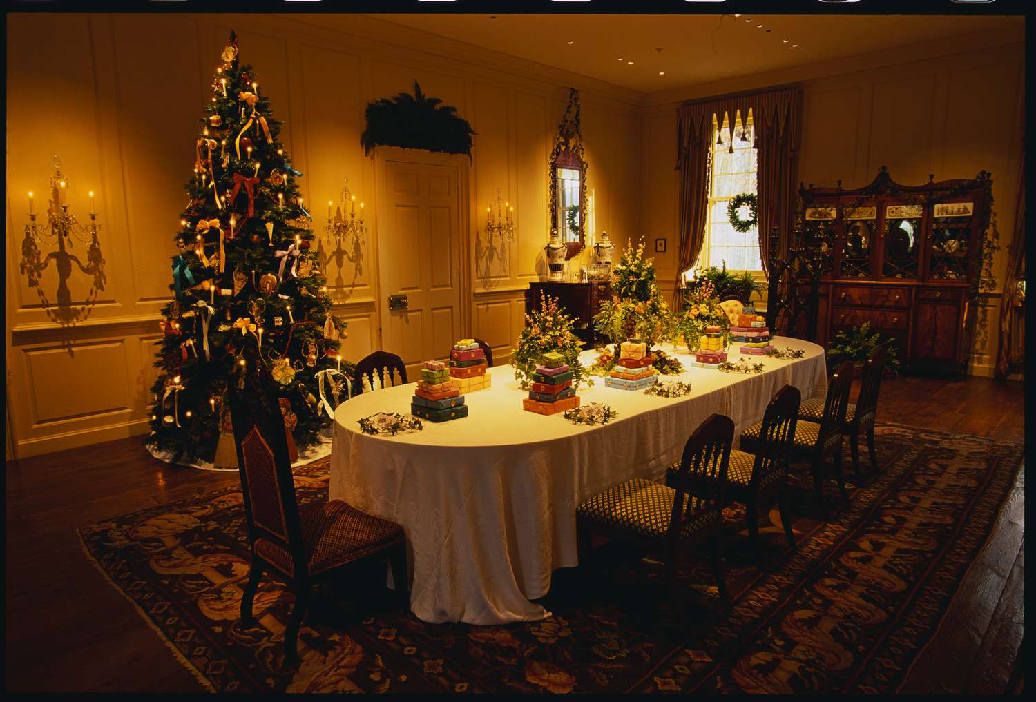 The '90s Christmas Decor You Need, According to Designers