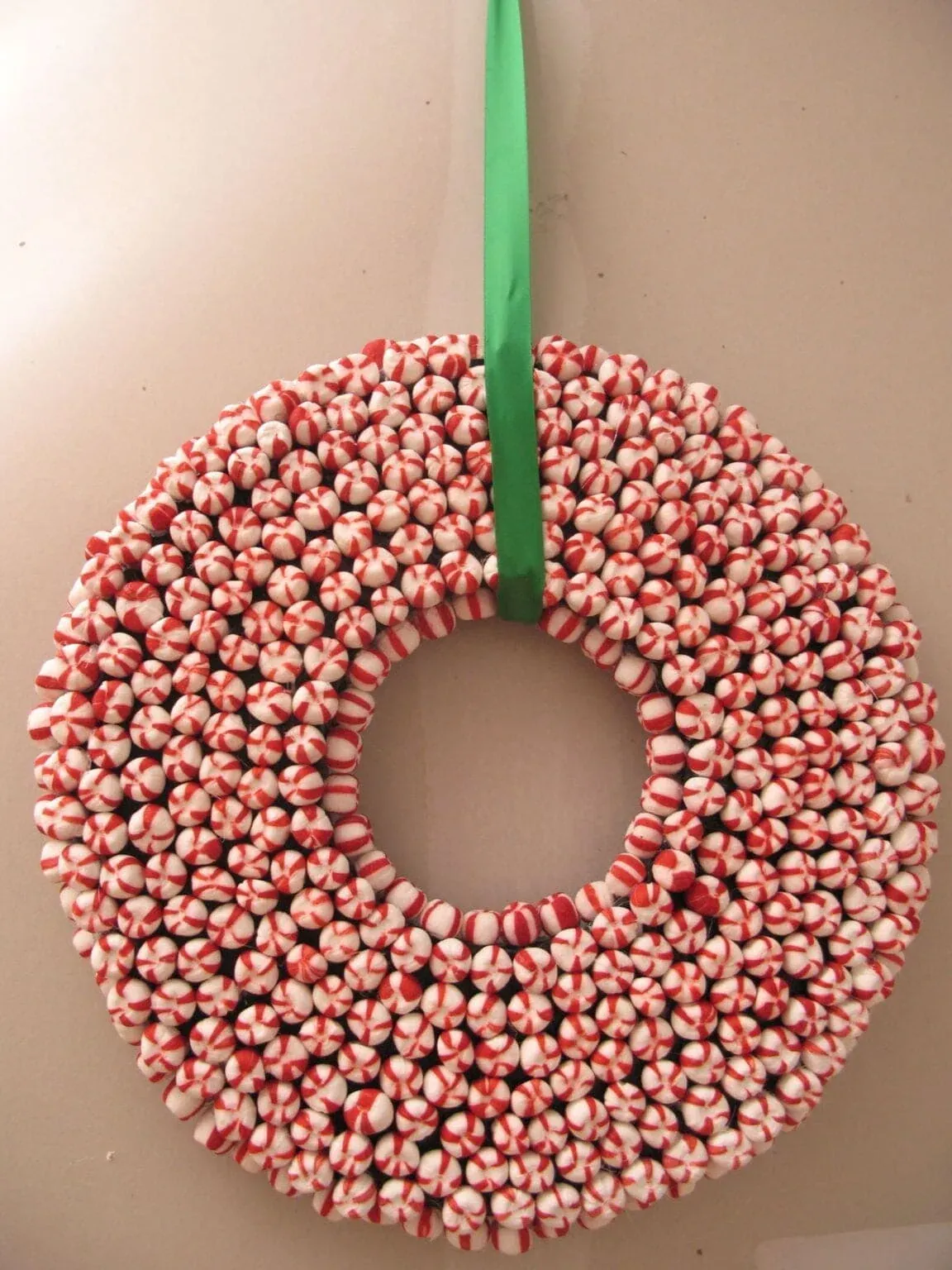 Theresa's red-and-white holiday candy wreath ‣ MyFixitUpLife