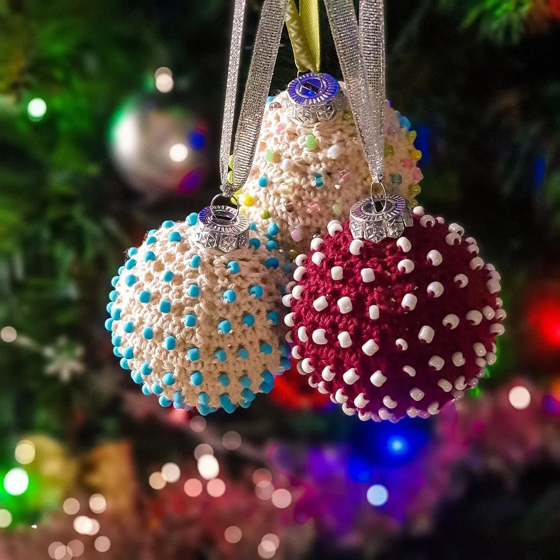 These Beaded Christmas Baubles Are The True Definition of Amazeballs ...  Gorgeous, Elegant, Stunning ... WOW! - KnitHacker: Where Art & Yarn Hook Up!