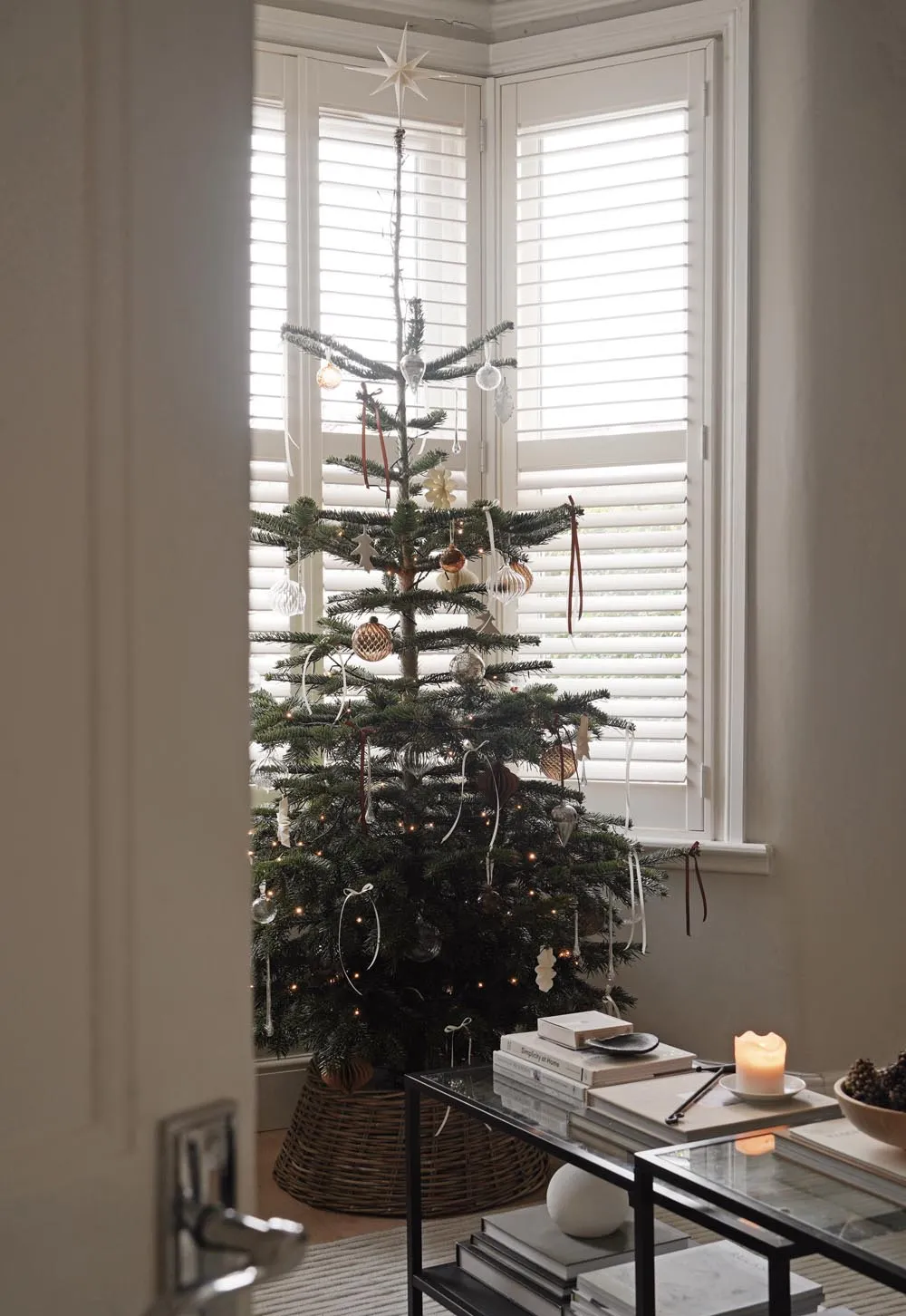 This year's Christmas decorations - minimalist elegance with glass, bows &  earthy tones |