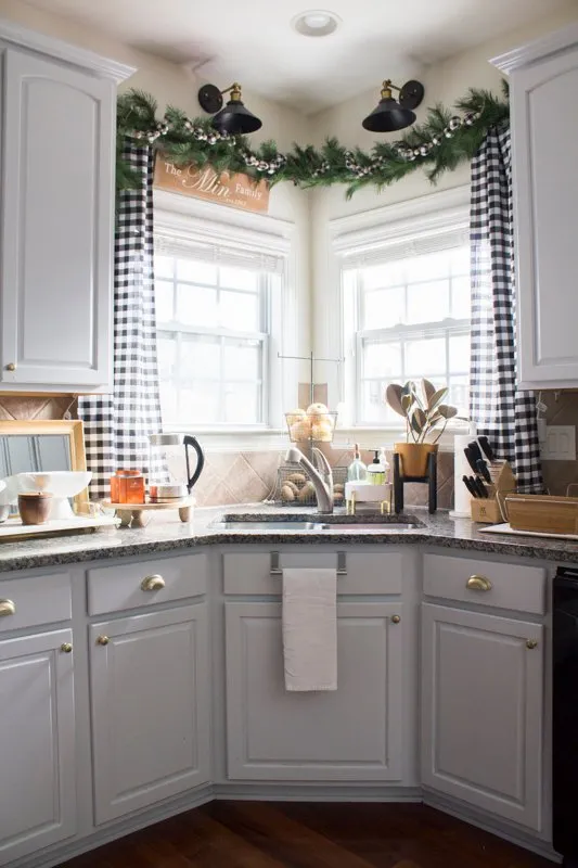 Tips for Inexpensive Christmas Vignettes - Love Your Abode