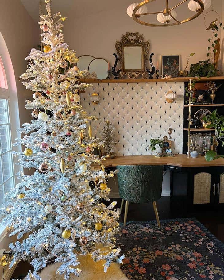 Top Tips for Decorating Your White Christmas Tree with Style - Farmhousehub
