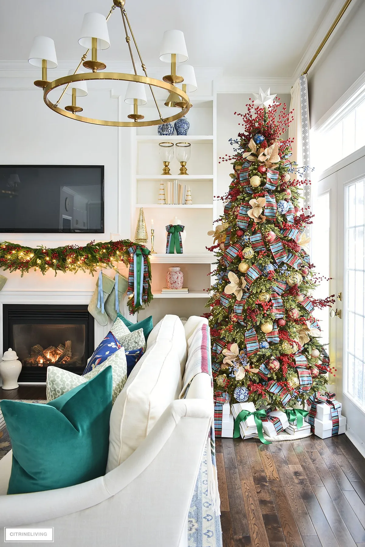 Traditional Christmas decor in our living room | CITRINELIVING