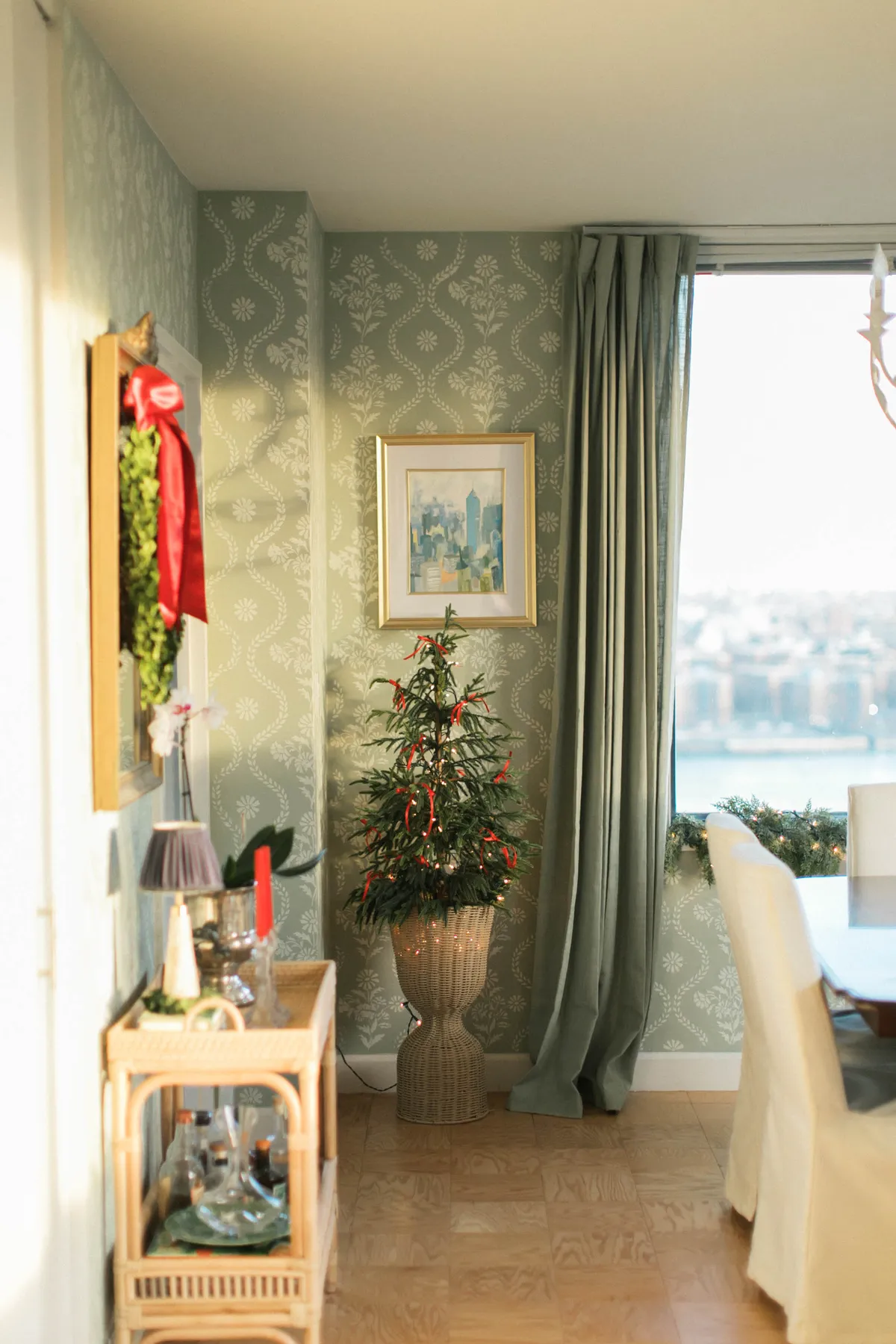 Traditional Christmas in a New York City Apartment | Tips & Inspo