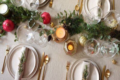 Trending Christmas Table Decorations Colors & Styles 2025
