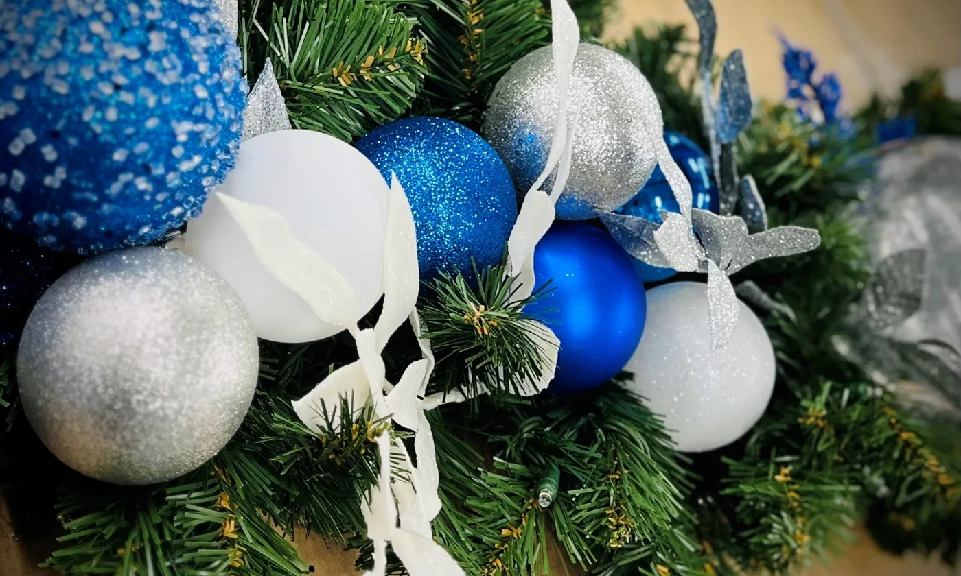 Why Blue, Silver & White Holiday Decor Is Great For Business