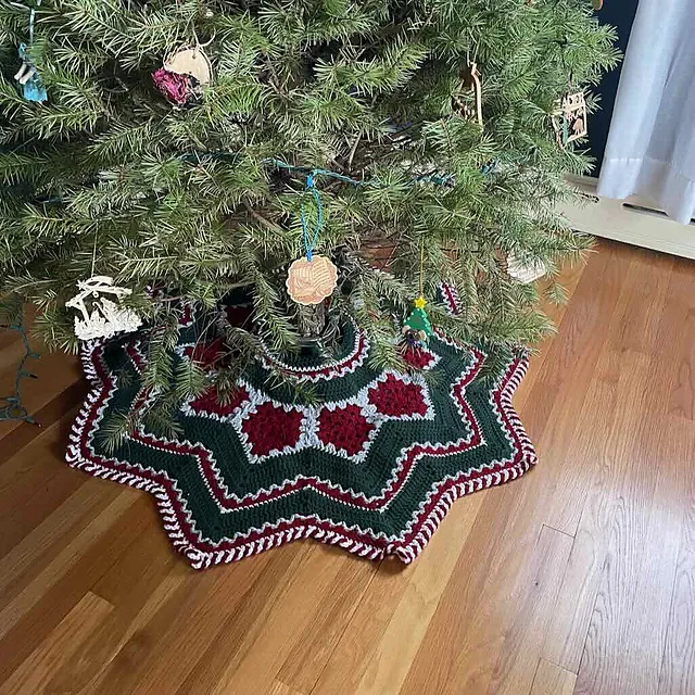 Winter Embers Tree Skirt pattern by Debbie Field - Ravelry